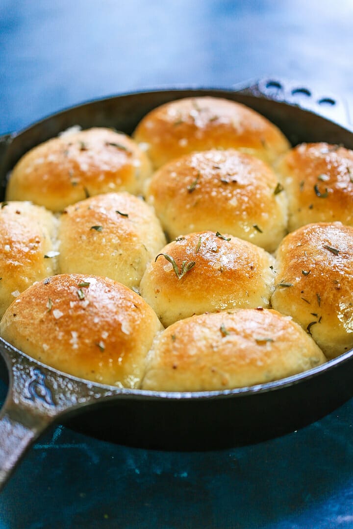 Skillet-Garlic-Butter-Rosemary-Dinner-RollsIMG_5136